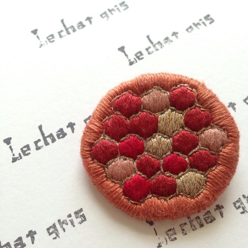 刺繍ブローチ ハニカム ブローチ Le chat gris 通販 811215｜Creema
