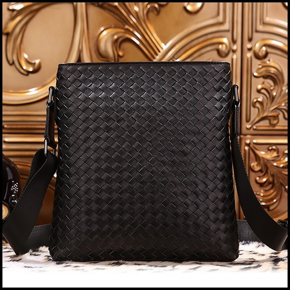 イントレチャート 編み込み ショルダーバッグ ブラック Bottega Veneta