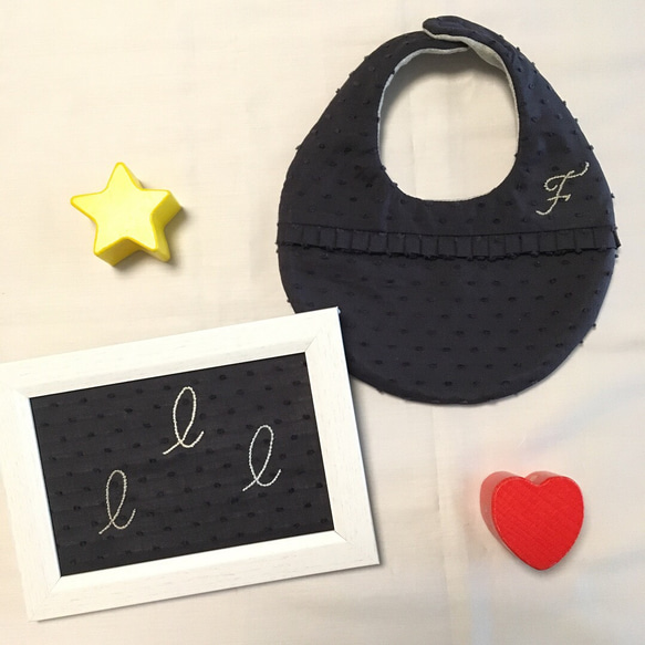 《受注制作》しずくスタイ◇イニシャル刺繍◇トットミニヨン◇ネイビーグレー 1枚目の画像