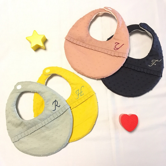 《受注制作》しずくスタイ◇イニシャル刺繍◇トットミニヨン◇ネイビーグレー 3枚目の画像