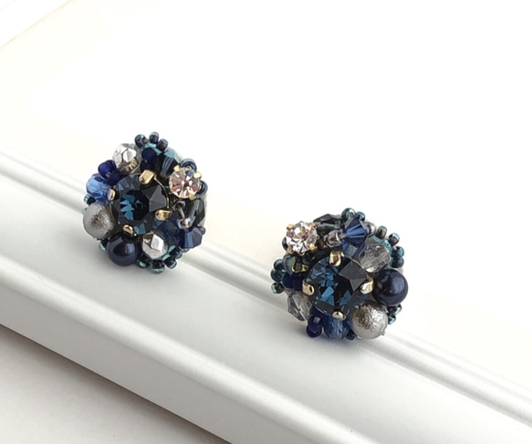 オートクチュールビーズ刺繍　flowerピアス オートクチュールビーズ刺繍ピアス＊Night blue ピアス