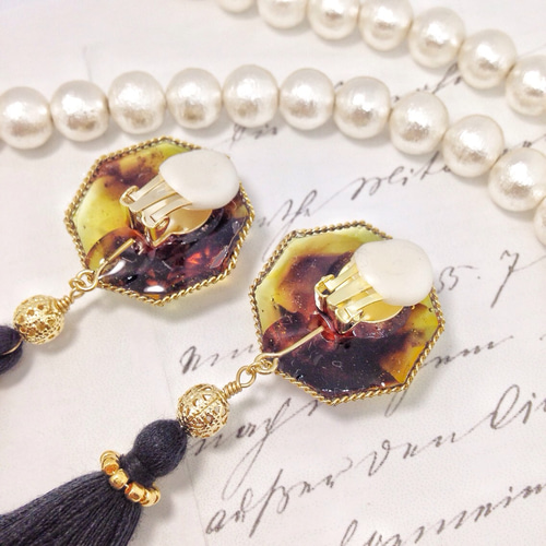 べっ甲柄とタッセルイヤリング／ピアス(レジン) イヤリング