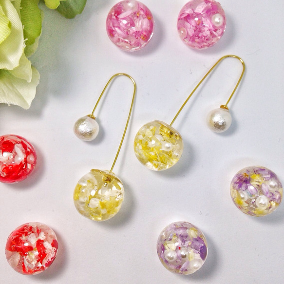 カラーフラワーボールキャッチのアーチピアス(レジン) ピアス（フック