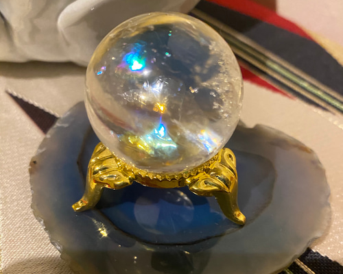 Dさま専用美！レインボー入り　水晶　スフィア　天然石置物 綺麗なレインボー入り水晶スフィア 丸玉 台座付❣️台座付