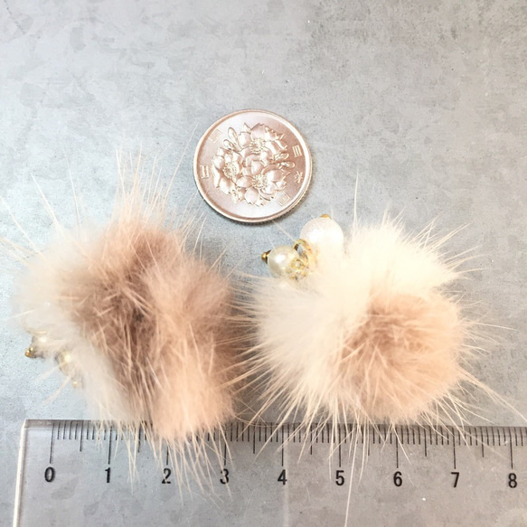 ２pcs★bi-color fur tassel・beigewhite  camel（バイカラー ファータッセル） 4枚目の画像