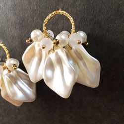 ４pcs★ charm・hanabira pearl tassel・white（花びらタッセルチャーム） 3枚目の画像