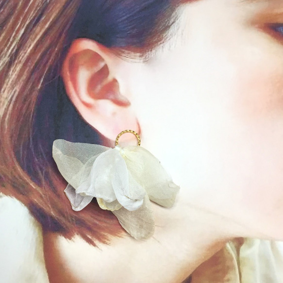 ２pcs★chiffon petal tassel・beigewhite（ シフォンタッセルチャーム） 3枚目の画像