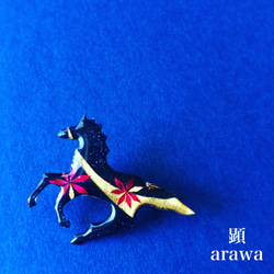 速馬 -Hayauma-　玄金紅（ブローチ）【和柄アートアクセサリー】 1枚目の画像