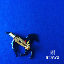 速馬 -Hayauma-　玄金紅（ブローチ）【和柄アートアクセサリー】 2枚目の画像