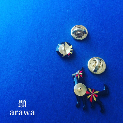 玄狼 -玄金紅-(ピンバッチ)【和柄アートアクセサリー 玄狼 -玄金紅-(ピンバッチ)【和柄アートアクセサリー