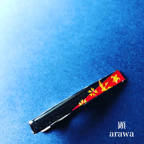 鶴亀桜紅 御旗 -Kurenai Mihata-（ネクタイピン）【和柄アートアクセサリー】 2枚目の画像