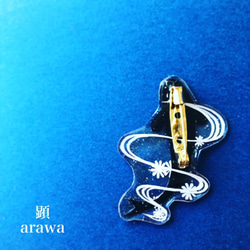 鯉 菊花紋章/ Carp（ブローチ）【和柄アートアクセサリー】 2枚目の画像