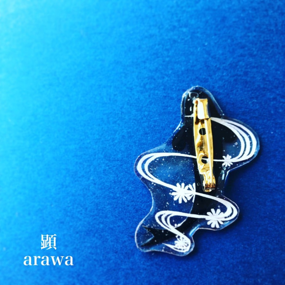 鯉 菊花紋章/ Carp（ブローチ）【和柄アートアクセサリー】 2枚目の画像