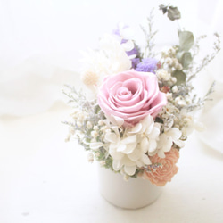 フレンチフォレストの花と植物の小さな円卓の花、チェリーピンクの不滅のバラの贈り物 1枚目の画像
