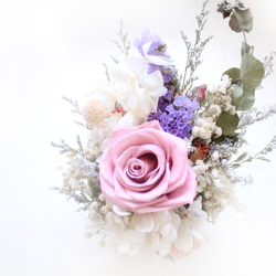 フレンチフォレストの花と植物の小さな円卓の花、チェリーピンクの不滅のバラの贈り物 3枚目の画像