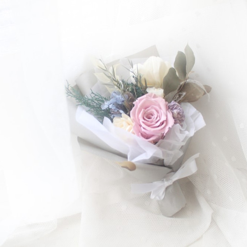 クラシカルなダークグリーンとホワイトのシャトル・エレガントな