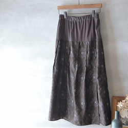 大島紬　華紋柄のボタン開きスカート　着物リメイク 2枚目の画像