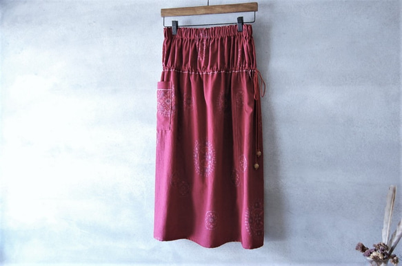 丸紋紅紬のギャザースカート　着物リメイク 2枚目の画像