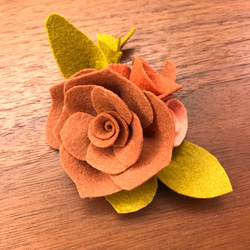 Felt flower hair clip 擬真花髮夾 第1張的照片