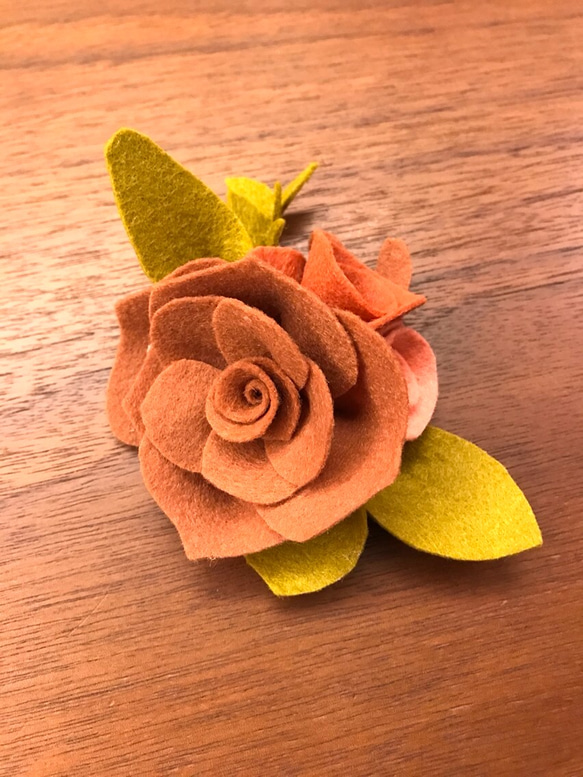 Felt flower hair clip 擬真花髮夾 第1張的照片