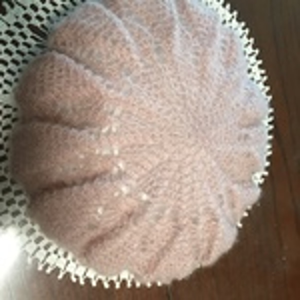 上質な桜色のモヘヤをかぎ針編みで編んだ取り外し可能なお花付きベレー帽 2枚目の画像