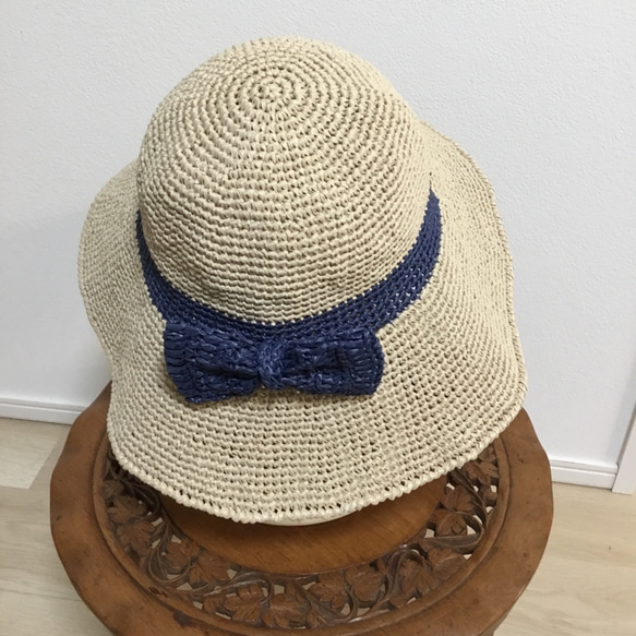 かぎ針編みの帽子（同素材のリボン付き）（UVカット効果のあるエコアンダリヤ使用）① 2枚目の画像