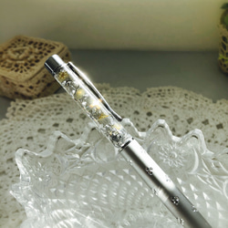 再販・ハーバリウムボールペン ~冬の華~ ホワイトシルバー スワロの煌き 2枚目の画像