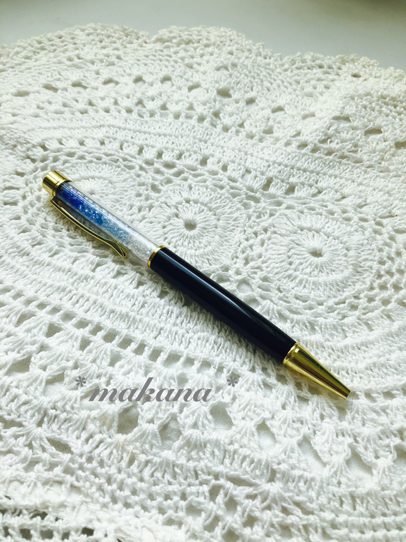 ハーバリウムボールペン　~スワロフスキーの輝き~ ブルー グラデーション　ブラック　ユニセックス 2枚目の画像