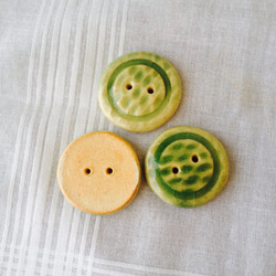 【織部】陶土のボタン（3個セット） 2枚目の画像