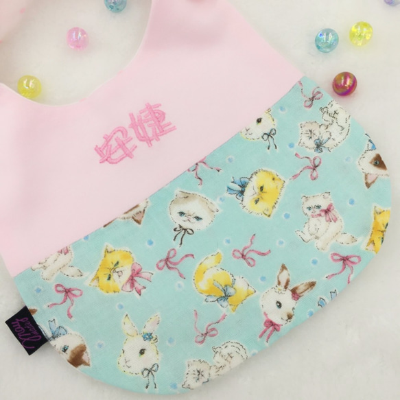 純棉雙層紗繡名口水肩-粉紅貓和兔 第2張的照片