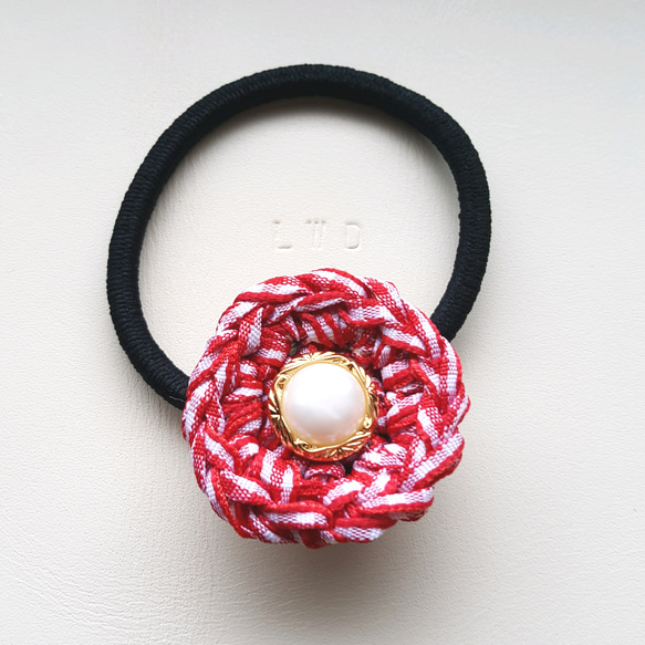 【送料無料】クロシェとボタンのヘアゴム【レッドチェック】 1枚目の画像