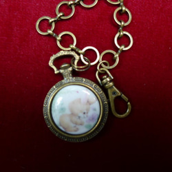 白磁ポーセラーツのバッグチャーム　時計形のウサギ　金古美 3枚目の画像