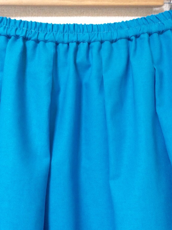 ターコイズブルーのギャザースカート 4枚目の画像