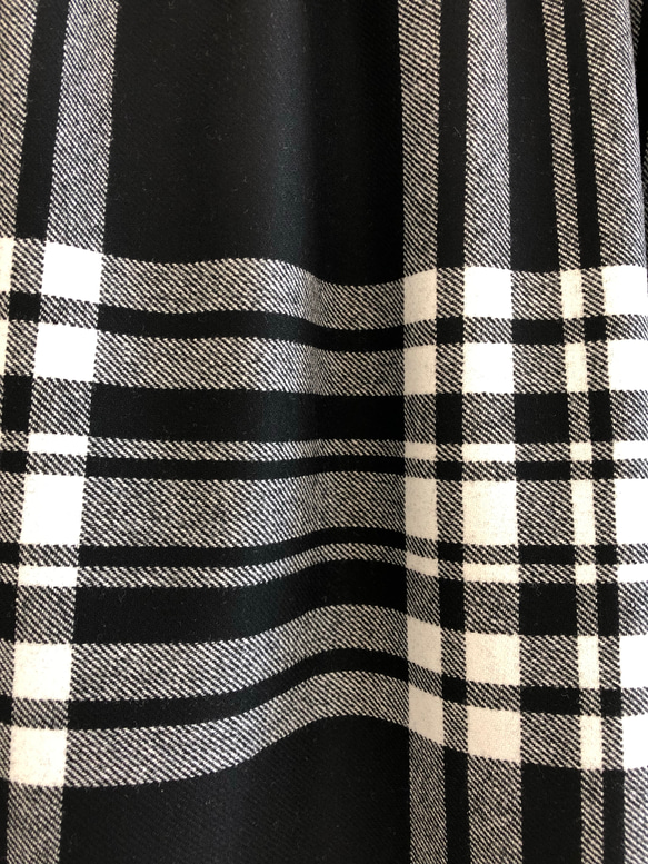 ウール混のタータンチェックのフレアスカート(ブラック) 4枚目の画像