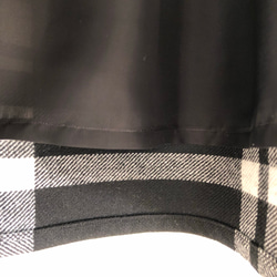 ウール混のタータンチェックのフレアスカート(ブラック) 6枚目の画像
