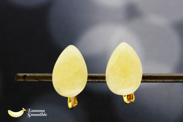優しく肌になじむ イエロージェイド しずく型 14ｍｍ ソフトタッチイヤリング 1枚目の画像