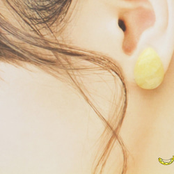 優しく肌になじむ イエロージェイド しずく型 14ｍｍ ソフトタッチイヤリング 3枚目の画像