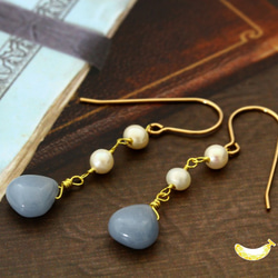 パステルブルーに包まれて エンジェライト マロンカット × 淡水パール 14kgfピアス 1枚目の画像