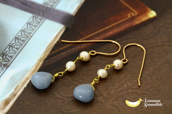 パステルブルーに包まれて エンジェライト マロンカット × 淡水パール 14kgfピアス 1枚目の画像