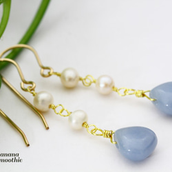 パステルブルーに包まれて エンジェライト マロンカット × 淡水パール 14kgfピアス 2枚目の画像