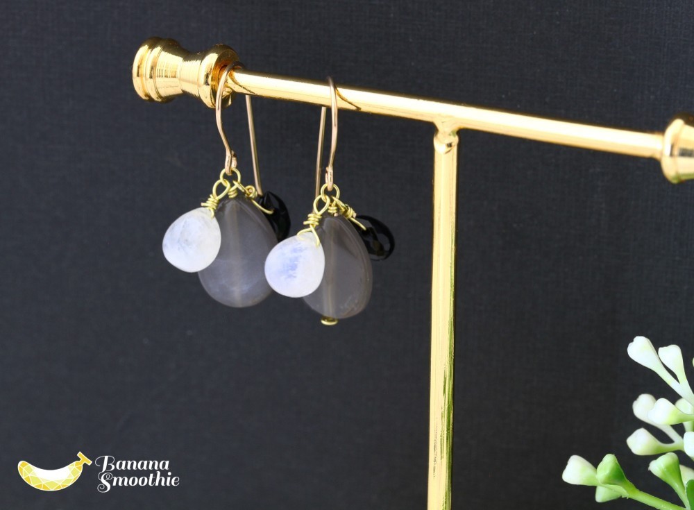 静かな静寂とモノトーンの世界 グレームーンストーン × レインボームーンストーン 14kgfピアス 6月誕生石