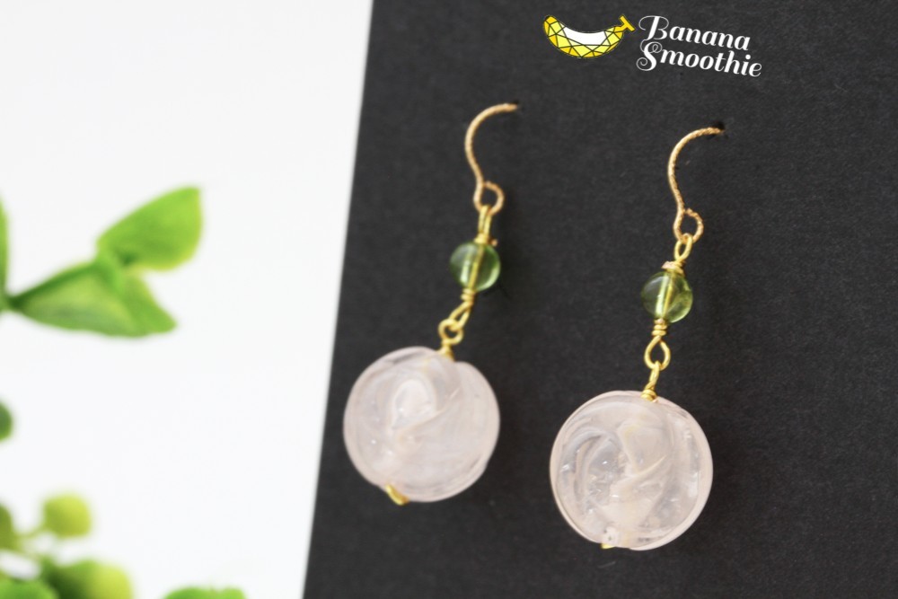 淡いピンクの薔薇がキュート♡ ローズクォーツ × ペリドット 可憐な大人女子 14kgfピアス 4月・8月誕生石