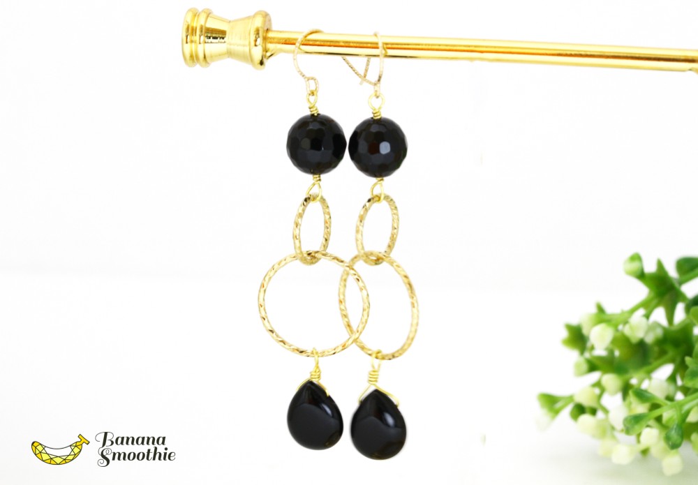 モノトーンの個性派！ブラックオニキス ラウンド 64面カット 14kgf デザインピアス