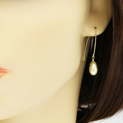 耳元から輝きを シャンパンゴールド 淡水パール 14kgf Vシェイプピアス 5枚目の画像