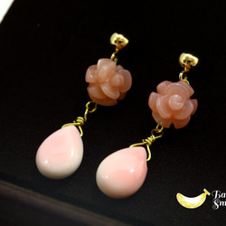 可愛く耳元で揺れる ピンクオパール 薔薇とクイーンコンクシェルの14kgfピアス 4枚目の画像