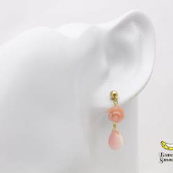 可愛く耳元で揺れる ピンクオパール 薔薇とクイーンコンクシェルの14kgfピアス 5枚目の画像