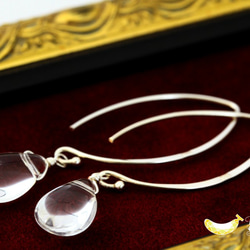 シンプルで上品 4月誕生石 水晶(クリスタル) ペアシェイプ プレーン Vシェイプピアス Silver925 1枚目の画像