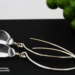 シンプルで上品 4月誕生石 水晶(クリスタル) ペアシェイプ プレーン Vシェイプピアス Silver925 3枚目の画像