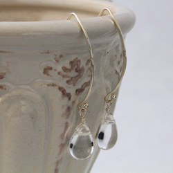 シンプルで上品 4月誕生石 水晶(クリスタル) ペアシェイプ プレーン Vシェイプピアス Silver925 7枚目の画像