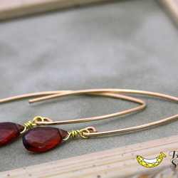 小顔効果あり ガーネット ブリオレットカット Vシェイプピアス 14kgf 5枚目の画像